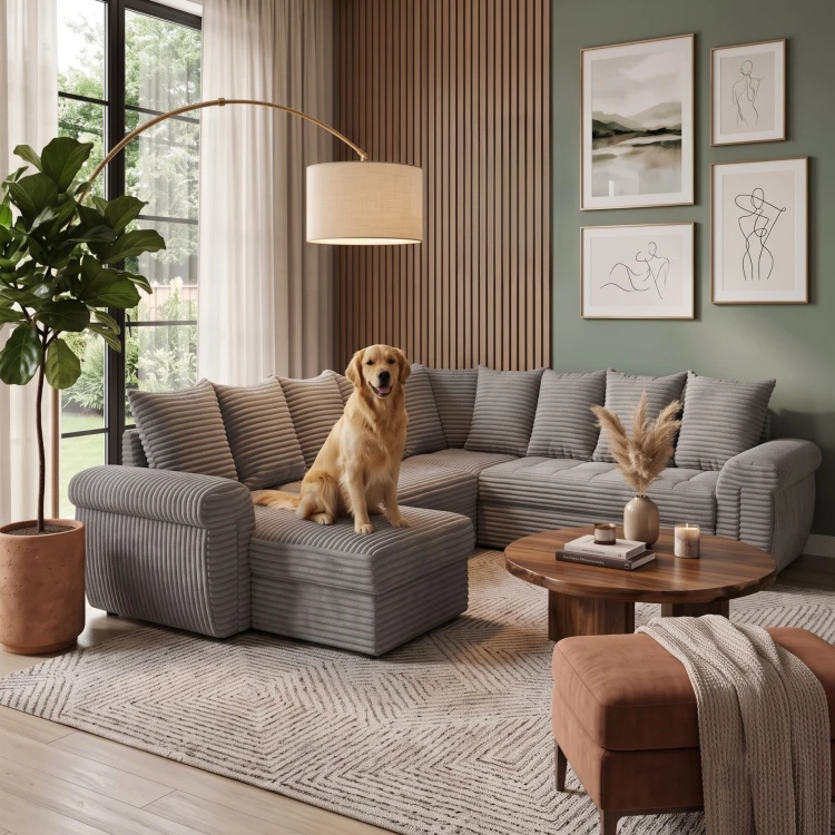 Szary narożnik Pet Friendly LARGO w kształcie U w aranżacji salonu z pupilem na siedzeniu